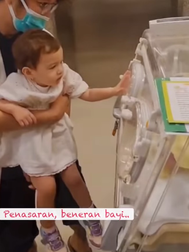 Kini sudah menjadi seorang kakak, Djiwa tampak begitu bersemangat bertemu dengan adiknya yang baru lahir. Kehadiran Djiwa yang saat ini baru berusia 1 tahun pun tak kalah mencuri atensi dan bikin gemas. Foto: Instagram/@nadinelist