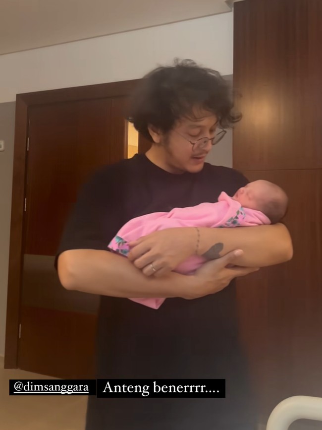 Dalam keterangan unggahan Nadine juga mengungkapkan nama anak keduanya, Nadi Djala Anggara. Kelak anak keduanya itu akan dipanggil Djala. Foto: Instagram/@nadinelist