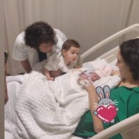 Banyak netizen yang berhasil dibuat salfok melihat paras rupawan keluarga Nadine. Keluarga Nadine dan Dimas Anggara pun mendapat julukan keluarga good looking dari para netizen. Foto: Instagram/@nadinelist