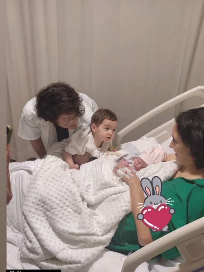 Banyak netizen yang berhasil dibuat salfok melihat paras rupawan keluarga Nadine. Keluarga Nadine dan Dimas Anggara pun mendapat julukan keluarga good looking dari para netizen. Foto: Instagram/@nadinelist