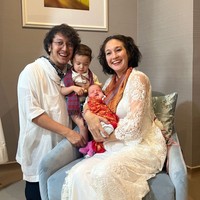 Anak kedua Nadine dan Dimas lahir tepat di Hari Kesaktian Pancasila tanggal 1 Oktober 2023. Terlihat keempatnya kompak mengenakan baju putih yang dipadukan dengan kain bermotif. Foto: Instagram/@nadinelist