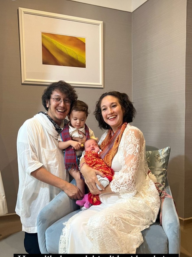 Anak kedua Nadine dan Dimas lahir tepat di Hari Kesaktian Pancasila tanggal 1 Oktober 2023. Terlihat keempatnya kompak mengenakan baju putih yang dipadukan dengan kain bermotif. Foto: Instagram/@nadinelist