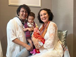 8 Momen Persalinan Anak ke-2 Nadine Chandrawinata, Paras Bayinya Curi Atensi