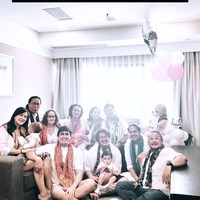 Ikut memberi doa dan dukungan, keluarga besar Nadine pun tampak hadir menjenguk. Bahkan mereka semua kompak mengenakan busana senada. Foto: Instagram/@nadinelist