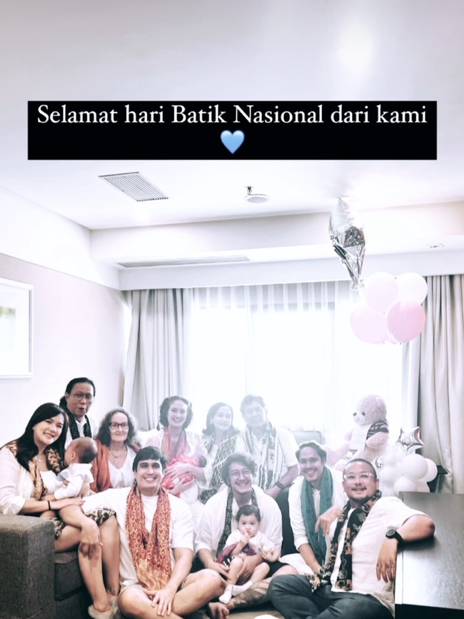 Ikut memberi doa dan dukungan, keluarga besar Nadine pun tampak hadir menjenguk. Bahkan mereka semua kompak mengenakan busana senada. Foto: Instagram/@nadinelist