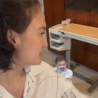 Pasangan artis Nadine Chandrawinata dan Dimas Anggara tengah berbahagia menyambut kehadiran anak kedua mereka. Menjelang persalinan, putri pertama Nadine, Djiwa, juga terlihat ikut menemani sang mama di kamar rumah sakit. Foto: Instagram/@nadinelist