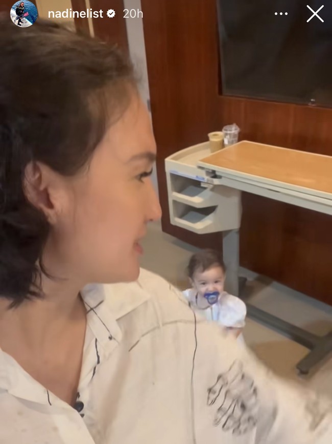 Pasangan artis Nadine Chandrawinata dan Dimas Anggara tengah berbahagia menyambut kehadiran anak kedua mereka. Menjelang persalinan, putri pertama Nadine, Djiwa, juga terlihat ikut menemani sang mama di kamar rumah sakit. Foto: Instagram/@nadinelist