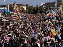 Orang-orang Tumpah Ruah di Festival Bir Terbesar Dunia