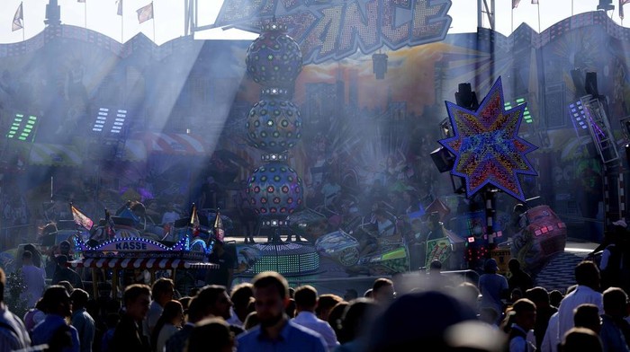 Orang-orang Tumpah Ruah di Festival Bir Terbesar Dunia A drinking Lion, the mascot of 'Loewenbraeu' brewery, sits on the rooftop besides a ferris wheel at the 188th Oktoberfest beer festival in Munich, Germany, Sunday, Oct. 1, 2023. (AP Photo/Matthias Schrader)