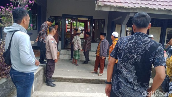 Ortu siswa di Lombok Tengah merusak fasilitas SMA Negeri Janapria karena anaknya berkelahi.