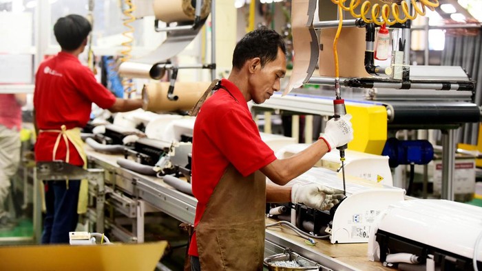 Pabrik Ini Produksi AC Pakai 26,31% Komponen Dalam Negeri PT. LG Electronics Indonesia (LG) mengumumkan keberhasilan perangkat pendingin ruangan (air conditioner–AC) terbarunya, LG Dualcool New Eco, dalam meraih Tingkat Komponen Dalam Negeri (TKDN) hingga 26,31%.