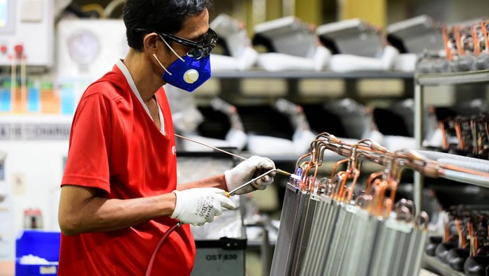 Pabrik Ini Produksi AC Pakai 26,31% Komponen Dalam Negeri PT. LG Electronics Indonesia (LG) mengumumkan keberhasilan perangkat pendingin ruangan (air conditioner–AC) terbarunya, LG Dualcool New Eco, dalam meraih Tingkat Komponen Dalam Negeri (TKDN) hingga 26,31%.