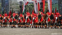 Pasukan berkuda mengikuti defile dalam gladi bersih HUT TNI.  
