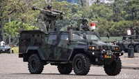 Mulai dari rantis, tank hingga panser mengikuti parade dalam gladi bersih HUT TNI.  
