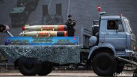 Torpedo MK-45 juga juga ditampilkan dalam parade alutsista TNI.  