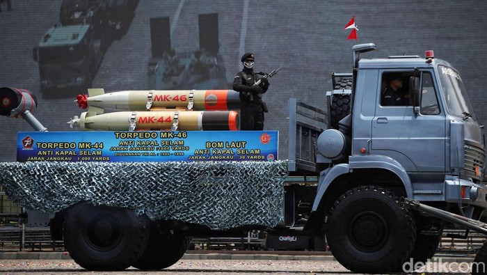Prajurit TNI menggelar defile pasukan dan parade alutsista saat gladi bersih HUT ke-78 TNI di Monas, Jakarta, Selasa (3/10/2023). Ini potretnya.