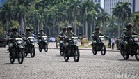 Pasukan bermotor juga terlihat dalam parade tersebut.  