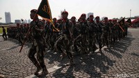 Prajurit TNI juga melakukan defile pasukan.  