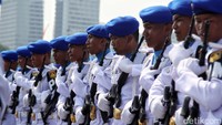 Saat gladi bersih, terlihat pasukan TNI berbaris dan berlatih tahapan upacara HUT ke-78.  