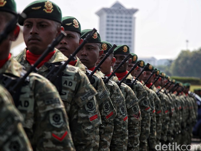 Prajurit TNI menggelar defile pasukan dan parade alutsista saat gladi bersih HUT ke-78 TNI di Monas, Jakarta, Selasa (3/10/2023). Ini potretnya.