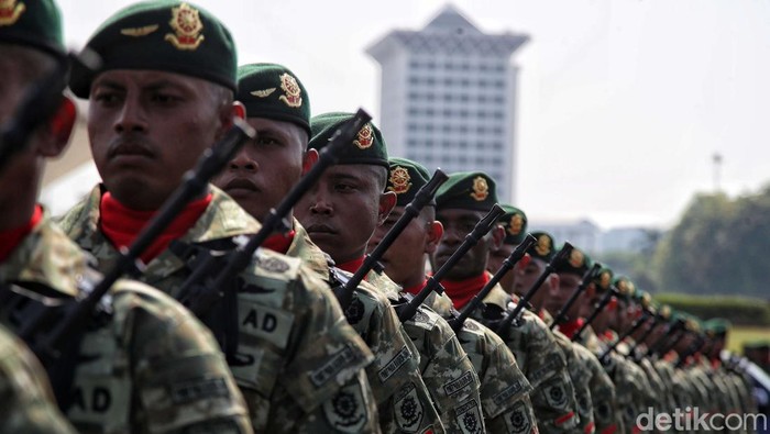 Prajurit TNI menggelar defile pasukan dan parade alutsista saat gladi bersih HUT ke-78 TNI di Monas, Jakarta, Selasa (3/10/2023). Ini potretnya.