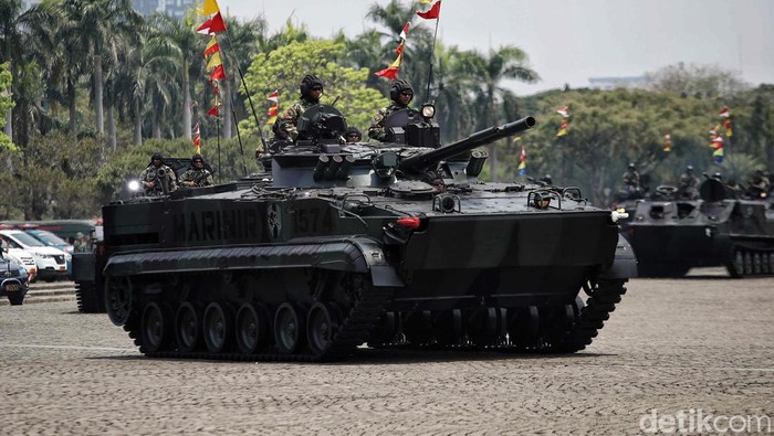 Parade Alutsista dan Defile Pasukan di Gladi Bersih HUT TNI Prajurit TNI menggelar defile pasukan dan parade alutsista saat gladi bersih HUT ke-78 TNI di Monas, Jakarta, Selasa (3/10/2023). Ini potretnya.