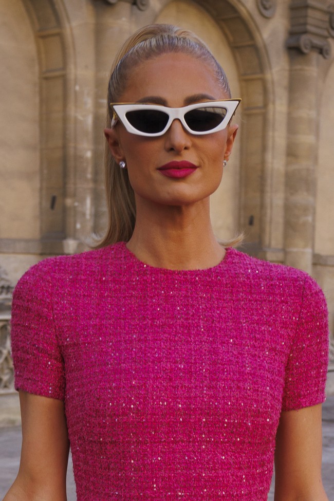 Rambut pirangnya dikuncir tinggi, sementara bibirnya dipulas lipstik pink, semakin memancarkan aura Barbie di dunia nyata. Foto: AP/Vianney Le Caer