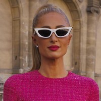 Rambut pirangnya dikuncir tinggi, sementara bibirnya dipulas lipstik pink, semakin memancarkan aura Barbie di dunia nyata. Foto: AP/Vianney Le Caer