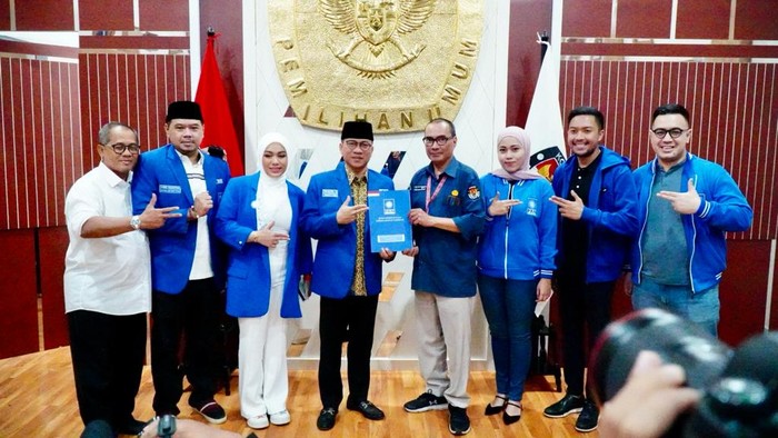 Partai Amanat Nasional (PAN) menyerahkan Daftar Caleg Tetap (DCT) ke Komisi Pemilihan Umum (KPU) untuk bertarung di Pemilu 2024.