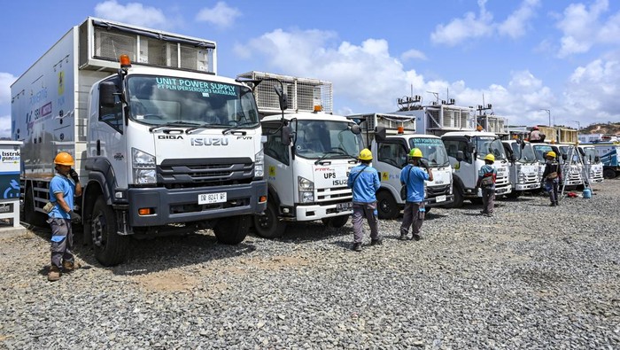 Pasokan listrik tanpa kedip untuk MotoGP Mandalika Sejumlah petugas PLN menyiapkan mobil UPS (Unit Power Pupply) di Gardu Hubung Mandalika yang ada di dalam area Pertamina Mandalika International Street Circuit di KEK Mandalika, Praya, Lombok Tengah, NTB, Selasa (3/10/2023). PLN telah mempersiapkan skenario zero down time atau skema layanan tanpa kedip dengan sistem suplai berlapis untuk keandalan pasokan listrik pada gelaran MotoGP 2023 di Mandalika. ANTARA FOTO/Ahmad Subaidi/YU