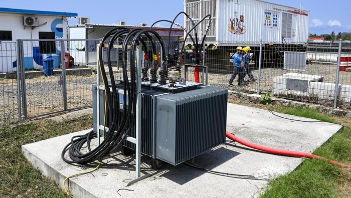 Sejumlah petugas PLN menyiapkan mobil UPS (Unit Power Pupply) di Gardu Hubung Mandalika yang ada di dalam area Pertamina Mandalika International Street Circuit di KEK Mandalika, Praya, Lombok Tengah, NTB, Selasa (3/10/2023). PLN telah mempersiapkan skenario zero down time atau skema layanan tanpa kedip dengan sistem suplai berlapis untuk keandalan pasokan listrik pada gelaran MotoGP 2023 di Mandalika. ANTARA FOTO/Ahmad Subaidi/YU
