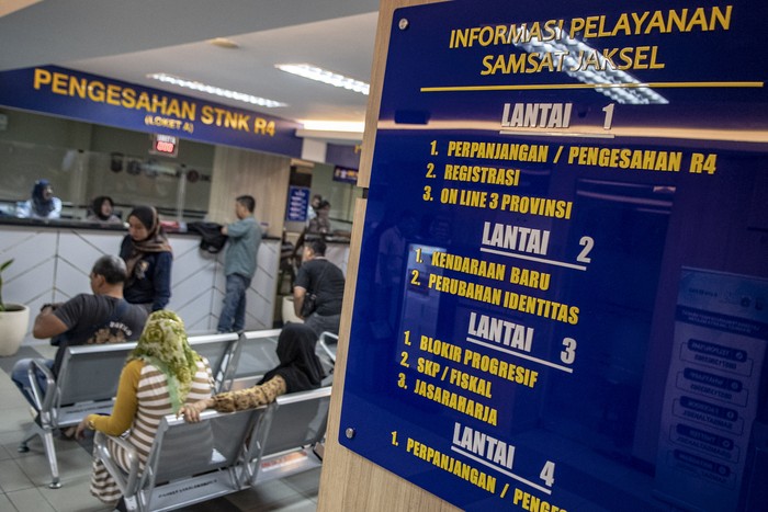 Warga mengurus dokumen di Sistem Administrasi Manunggal Satu Atap (Samsat) Jakarta Selatan, Selasa (3/10/2023). Pemprov DKI Jakarta menambah jumlah hari layanan di lima kantor Samsat Induk hingga hari Sabtu mulai bulan Oktober 2023.