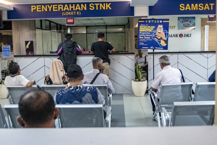 Warga mengurus dokumen di Sistem Administrasi Manunggal Satu Atap (Samsat) Jakarta Selatan, Selasa (3/10/2023). Pemprov DKI Jakarta menambah jumlah hari layanan di lima kantor Samsat Induk hingga hari Sabtu mulai bulan Oktober 2023.