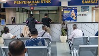 Kebijakan ini dilatarbelakangi banyaknya warga DKI Jakarta yang hanya memiliki waktu luang di akhir pekan untuk melakukan administrasi atau membayar pajak kendaraannya ke kantor Samsat.