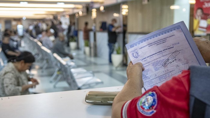Warga mengurus dokumen di Sistem Administrasi Manunggal Satu Atap (Samsat) Jakarta Selatan, Selasa (3/10/2023). Pemprov DKI Jakarta menambah jumlah hari layanan di lima kantor Samsat Induk hingga hari Sabtu mulai bulan Oktober 2023.