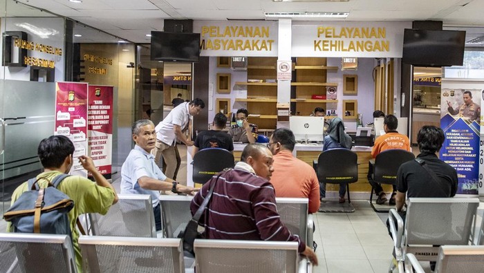 Warga mengurus dokumen di Sistem Administrasi Manunggal Satu Atap (Samsat) Jakarta Selatan, Selasa (3/10/2023). Pemprov DKI Jakarta menambah jumlah hari layanan di lima kantor Samsat Induk hingga hari Sabtu mulai bulan Oktober 2023.