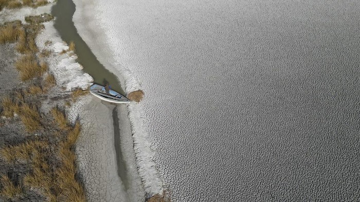 Piers stretch out over what was once the shore at Lake Titicaca in Huatajata, Bolivia, Friday, Sept. 29, 2023. Due to the lowering water levels, the piers are made longer to reach the water. (AP Photo/Juan Karita)
