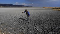 Seperti banyak tempat lain yang mengalami dampak mematikan akibat perubahan iklim, danau air tawar luas yang terletak di perbatasan Bolivia dan Peru itu kini memiliki permukaan air yang mendekati titik terendah sepanjang masa.  