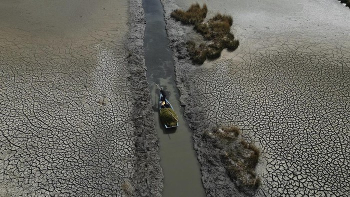 Piers stretch out over what was once the shore at Lake Titicaca in Huatajata, Bolivia, Friday, Sept. 29, 2023. Due to the lowering water levels, the piers are made longer to reach the water. (AP Photo/Juan Karita)