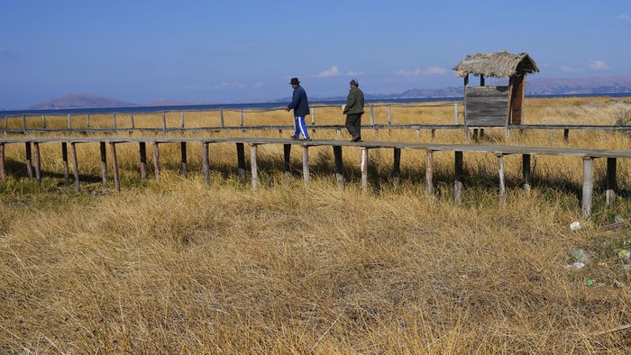 Penampakan Danau Tertinggi di Dunia Mulai Mengering Piers stretch out over what was once the shore at Lake Titicaca in Huatajata, Bolivia, Friday, Sept. 29, 2023. Due to the lowering water levels, the piers are made longer to reach the water. (AP Photo/Juan Karita)