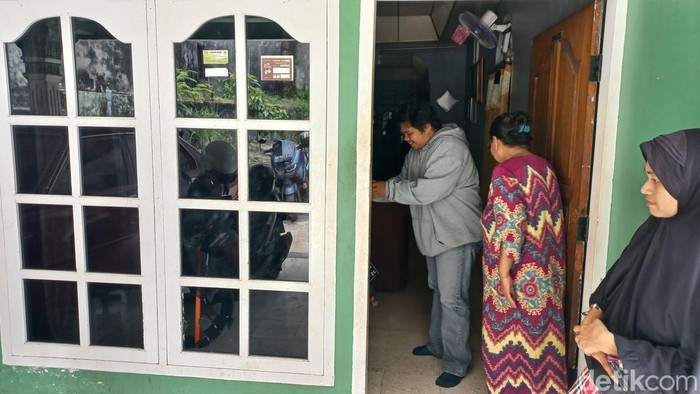 Penampakan kaca rumah warga RT 11 Rajawali, Kota Jambi pecah akibat tawuran remaja