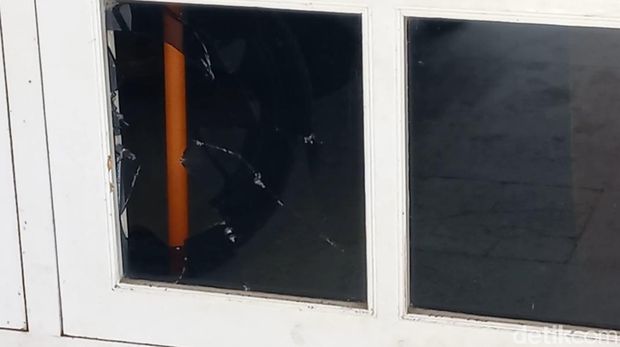 Penampakan kaca rumah warga yang pecah akibat aksi tawuran