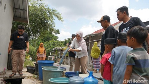 Pendistribusian air bersih di Gunungsari, Kabupaten Lombok Barat pada Selasa (3/9/2023).