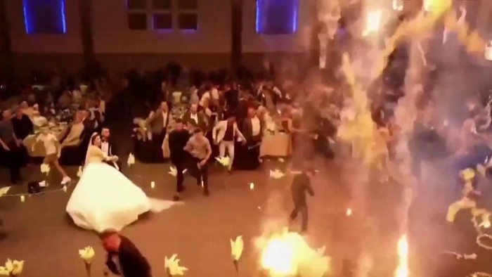 Pernikahan di Irak mengalami tragedi mengerikan, ratusan tamu meninggal dunia. Semua bermula dari kembang api dalam ruangan.