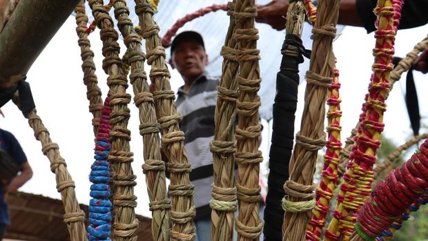 Petarung saling mencambuk lawannya dalam tradisi Tiban di Tamanagung, Cluring, Banyuwangi, Jawa Timur, Selasa (3/10/2023). Tradisi Tiban tersebut digelar sebagai tradisi meminta hujan saat musim kemarau. ANTARA FOTO/Budi Candra Setya/rwa.