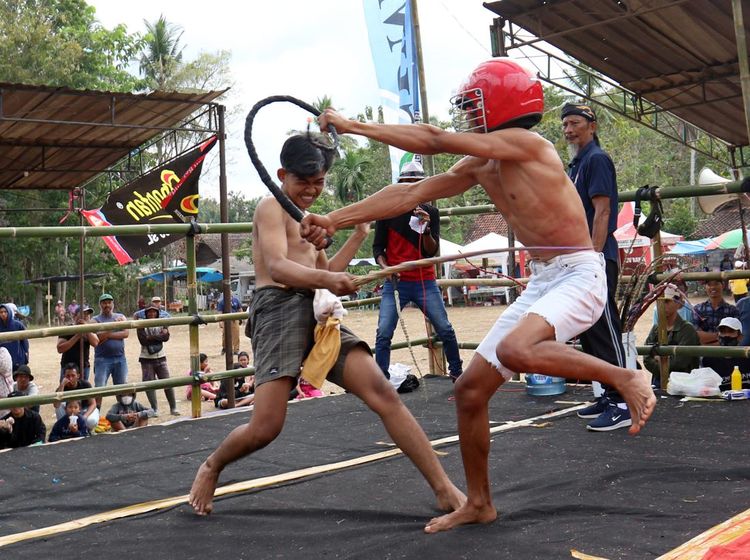 Petarung di Banyuwangi Saling Cambuk saat Tradisi Meminta Hujan