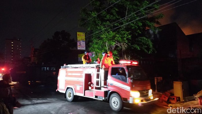Petugas damkar masih berupaya memadamkan kebakaran di kampung Joyosudiran, Kecamatan Pasar Kliwon, Solo, Selasa (3/10/2023).
