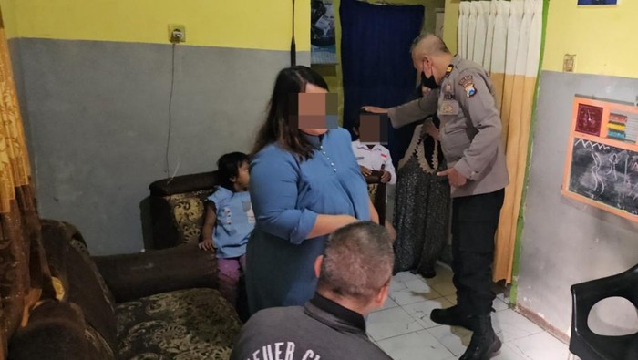 Petugas Polsek Bululawang saat mendatangi kediaman RR untuk menggagalkan kasus ibu bunuh anak
