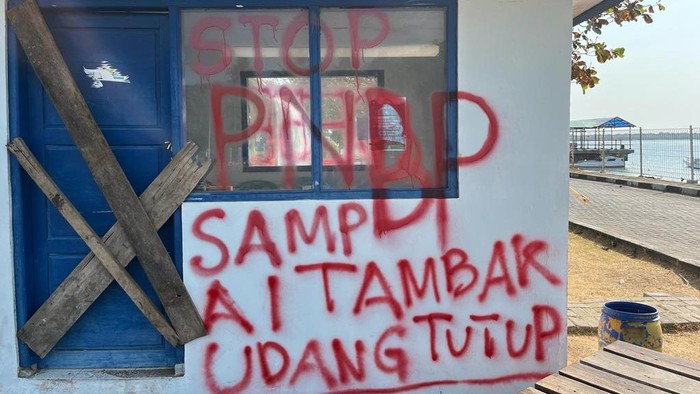 Pos penarikan Penerima Negara Bukan Pajak (PNBP) masuk ke kawasan Taman Nasional Karimunjawa, Kabupaten Jepara, disegel warga, Selasa (3/10/2023).