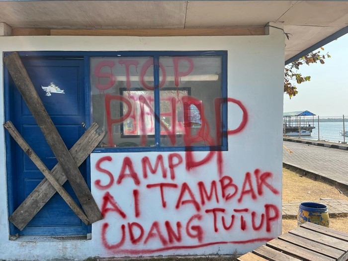 Pos penarikan Penerima Negara Bukan Pajak (PNBP) masuk ke kawasan Taman Nasional Karimunjawa, Kabupaten Jepara, disegel warga, Selasa (3/10/2023).